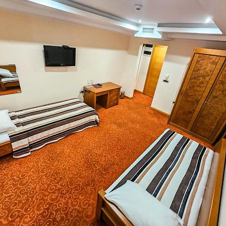 Mali Hotel Bambis Podgorica Bagian luar foto